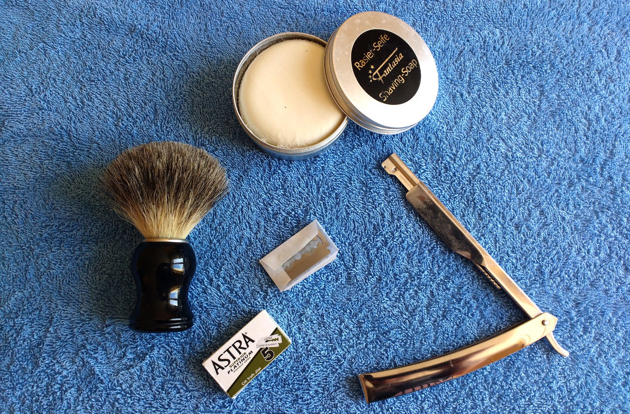 navaja, cuchillas, brocha y jabón para el afeitado
